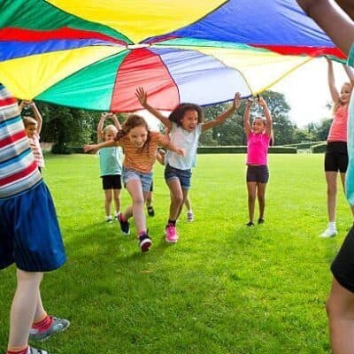 Des enfants en activité collective en extérieur