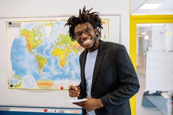Un éducateur souriant, tablette en main, prêt pour un rendez-vous