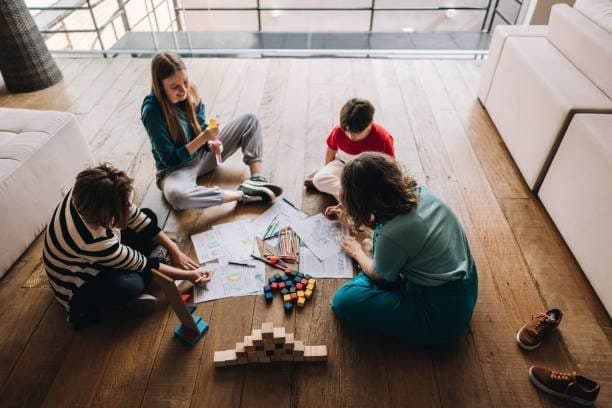 Un professionnel accompagne un enfant lors d’une séance individuelle